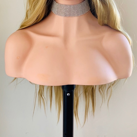 Effortless “Put On & Go” Ombre Blonde 22” Synthetic Wig - Picture 9 of 11